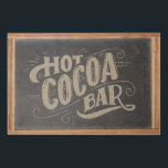 Hett Cocoa Pub Chalkboard Trätavla<br><div class="desc">Kakabinens hett Kakaos pub är ett glimt handbrev som säger "Hett Kakao Pub" på ett faux chalkboard-bakgrund. Kritbordet är omgivet av en ram av trä. Mönstret är tryckt på trä,  men det finns ingen egentlig ram. (ram är en fotobild.) I bokstäverna finns dekorativa svasser och prydnadssnurrar.</div>