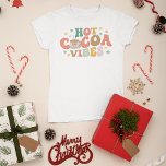 Hett Cocoa Vibes Festive Winter T Shirt<br><div class="desc">Denna mysiga t-shirt har en charmerande "Hett Cocoa Vibes"-design som fångar vintern bekvämlighet. Den lekande, bubblande skriften i varm höst färg accentueras av en söt, ångande kakaobock mugg med ett festivt båge. Scattered snöflingor tillför en aning vintermagi. Det är perfekt för kakao älskare, vinterentusiaster och alla som uppskattar säsongens enkla...</div>