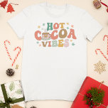 Hett Cocoa Vibes Festive Winter T Shirt<br><div class="desc">Denna mysiga t-shirt har en charmerande "Hett Cocoa Vibes"-design som fångar vintern bekvämlighet. Den lekande, bubblande skriften i varm höst färg accentueras av en söt, ångande kakaobock mugg med ett festivt båge. Scattered snöflingor tillför en aning vintermagi. Det är perfekt för kakao älskare, vinterentusiaster och alla som uppskattar säsongens enkla...</div>
