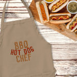 Hett Hund Chef Manar Apron Förkläde<br><div class="desc">Pappa som har en BBQ - och han skapar hetshundar,  behöver en av dem för att stoppa all tjock stänk.</div>