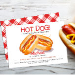 Hett Hund Födelsedagsfest inbjudan - Kids Backyard<br><div class="desc">Skjut upp galler och inbjudan gäster i stil med den hett hund-temade födelsedagsfest inbjudan! Med lekfull typografi,  klara rött-och-gult-accenter och en roligt-frankfurter-illustration är inbjudan perfekt för ett barns bakgård BBQ,  sommarpicknic eller grill-out-födelsebas. Anpassa med dina party-uppgifter och få redo för ett smakfyllt firande!</div>