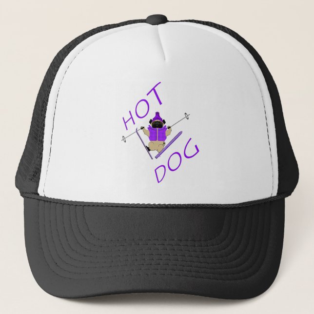 Hett Hund Funny Skiing Pug Lila Jacka och Skis Truckerkeps (Framsida)