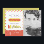HETT HUND! Modern Red & Gult Kids Photo Birthday Inbjudningar<br><div class="desc">Den här enkla och moderna Hund " Hett! " Fotoinbjudan på barnen innehåller en hett-hund,  flaskor av ketchap och senap på en vit bakgrund med röd och gult diagonal rand. Baksidan har en baksida av senapsbakgrunden till gulten. Anpassa efter dina behov. Du hittar fler matchande produkter i min butik.</div>