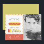 HETT HUND! Modern Red & Gult Kids Photo Birthday Inbjudningar<br><div class="desc">Den här enkla och moderna Hund " Hett! " Fotoinbjudan på barnen innehåller en hett-hund,  flaskor av ketchap och senap på en vit bakgrund med röd och gult diagonal rand. Baksidan har en baksida av senapsbakgrunden till gulten. Anpassa efter dina behov. Du hittar fler matchande produkter i min butik.</div>