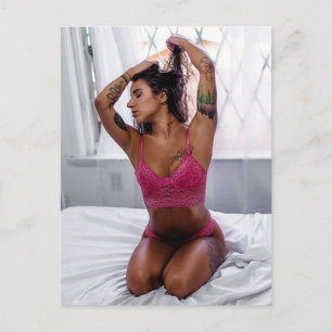 Hett Lingerie-modell med tatueringar Vykort