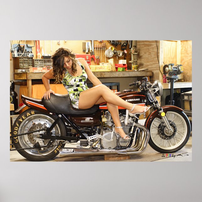 Hett modell KELSEY på en klassisk Kawasaki Z1-cyke Poster (Framsidan)