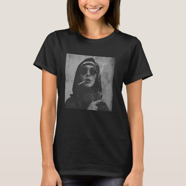 Hett nun röker cigarett, Rebellious nun T Shirt (Framsida)