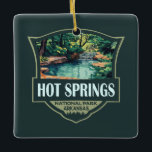 Hett Vår nationalpark Illustration Retro Badge Julgransprydnad Keramik<br><div class="desc">Vår-vektorteckningsdesign för hett. Parken ligger i centrala Garland County,  Arkansas,  som gränsar till Hett Vår,  fylkeskommunen.</div>