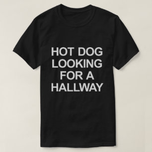 HETTENS HUND TITTAR FÖR EN HALLWAY T SHIRT