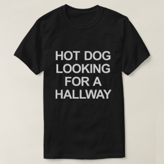 HETTENS HUND TITTAR FÖR EN HALLWAY T SHIRT