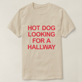 HETTENS HUND TITTAR FÖR EN HALLWAY T SHIRT