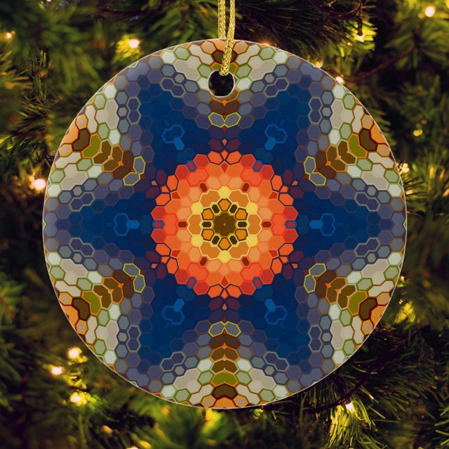 Hex Mandala Blue Orange och Red Julgransprydnad Keramik (Blue Orange and Red Hexagon Mandala Christmas Ornament from Wormhole Orbital)