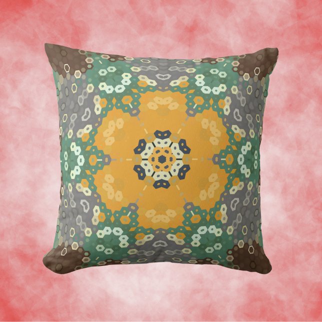 Hex Mandala Gult Teal och Brown Kudde (Yellow Teal and Brown Hexagon Mandala Throw Pillow by Wormhole Orbital.)