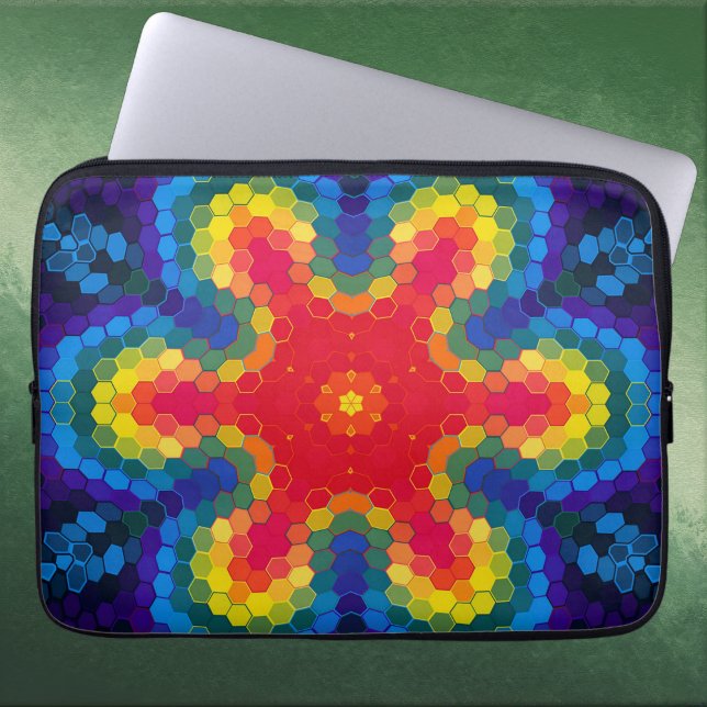 Hex Mandala Röd Gul och Blå Laptop Fodral (Red Yellow and Blue Hexagon Mandala Laptop Sleeve by Wormhole Orbital)