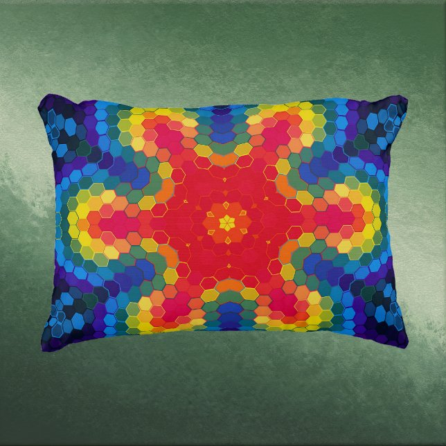 Hex Mandala Röd Gul och Blå Prydnadskudde (Red Yellow and Blue Hexagon Mandala Accent Pillow by Wormhole Orbital)