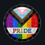 HGBTQ & Pride - Flagga för regnbågsförlopp Darttavla<br><div class="desc">Dartboard: "Rainbow Flagga and the Progress" Variationen "Progress" lägger till en schevon längs den hetta som kännetecknas av svart, brun, ljusblå, rosa och vitt rand för att föra dessa samhällen (marginaliserade människor i färg, transindivider och de som lever med hiv/AIDS och de som har varit borttappad) i förgrunden, "pilen pekar...</div>
