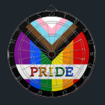 HGBTQ & Pride - Flagga för regnbågsförlopp Darttavla<br><div class="desc">Dartboard: "Rainbow Flagga and the Progress" Variationen "Progress" lägger till en schevon längs den hetta som kännetecknas av svart, brun, ljusblå, rosa och vitt rand för att föra dessa samhällen (marginaliserade människor i färg, transindivider och de som lever med hiv/AIDS och de som har varit borttappad) i förgrunden, "pilen pekar...</div>