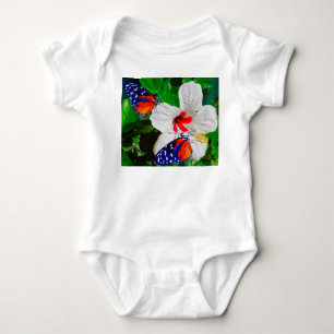 Hibiscus-blommor med 2 tigerlångvingande fjärilar t shirt