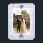 Hibiscus & snöre BLUE Magnet<br><div class="desc">För mig är hibiscus en av de vackraste blommorna. Min inspiration här, med den här blomman, är en romantisk vit snöre mönster (grafisk effekt) och en hibiscus bush mönster (i samma nyanser) med en liten ljussken guld kontur. Jag föreslår en färsk, mjuk och romantisk blommigt stil som finns i 6...</div>