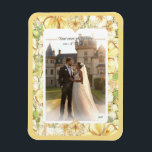 Hibiscus & snöre GULT Magnet<br><div class="desc">För mig är hibiscus en av de vackraste blommorna. Min inspiration här, med den här blomman, är en romantisk vit snöre mönster (grafisk effekt) och en hibiscus bush mönster (i samma nyanser) med en liten ljussken guld kontur. Jag föreslår en färsk, mjuk och romantisk blommigt stil som finns i 6...</div>