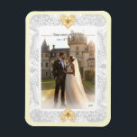 Hibiscus & snöre GULT Magnet<br><div class="desc">För mig är hibiscus en av de vackraste blommorna. Min inspiration här, med den här blomman, är en romantisk vit snöre mönster (grafisk effekt) och en hibiscus bush mönster (i samma nyanser) med en liten ljussken guld kontur. Jag föreslår en färsk, mjuk och romantisk blommigt stil som finns i 6...</div>