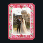 Hibiscus & snöre RED Magnet<br><div class="desc">För mig är hibiscus en av de vackraste blommorna. Min inspiration här, med den här blomman, är en romantisk vit snöre mönster (grafisk effekt) och en hibiscus bush mönster (i samma nyanser) med en liten ljussken guld kontur. Jag föreslår en färsk, mjuk och romantisk blommigt stil som finns i 6...</div>