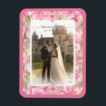 Hibiscus & snöre ROSA Magnet<br><div class="desc">För mig är hibiscus en av de vackraste blommorna. Min inspiration här, med den här blomman, är en romantisk vit snöre mönster (grafisk effekt) och en hibiscus bush mönster (i samma nyanser) med en liten ljussken guld kontur. Jag föreslår en färsk, mjuk och romantisk blommigt stil som finns i 6...</div>