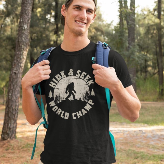 Hide and Seek World Champ Funny Big Foot T Shirt (Skapare uppladdad)