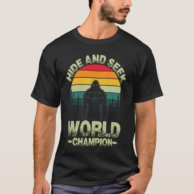 Hide and seek world champion wilderness & adventur t shirt (Framsida)