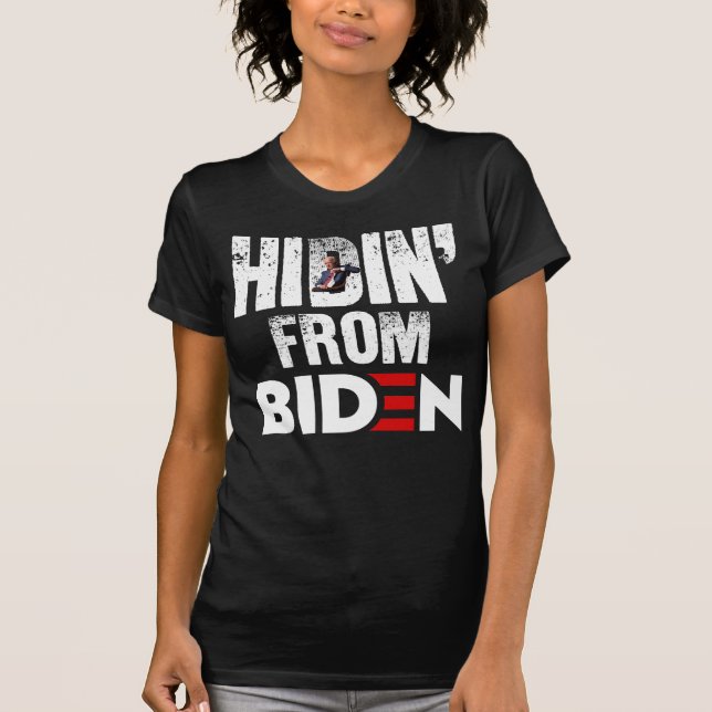 Hidin från Biden Politiskt humor Pro Trump Roligt  T Shirt (Framsida)