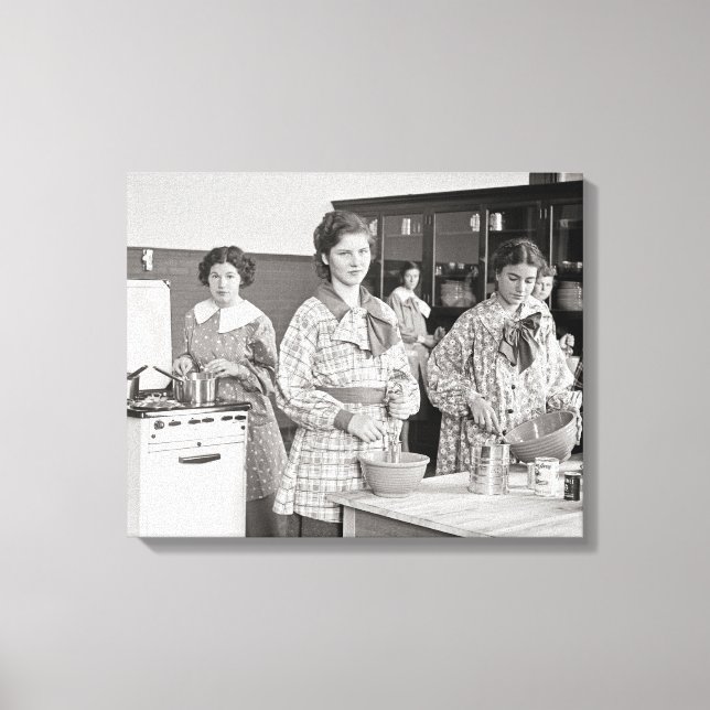 High School Girls Cooking, 1935 Canvastryck (Framsida)
