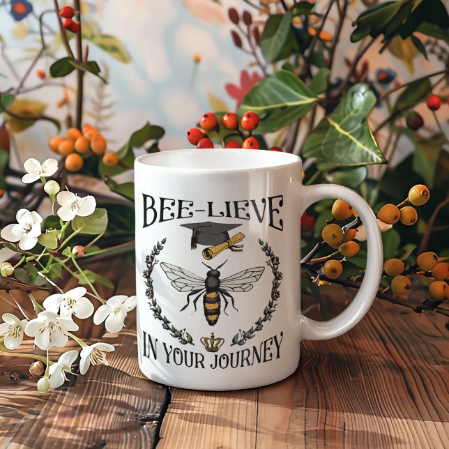 High School Student Bee-lieve i din journey Bee Kaffemugg ("Bee-lieve in Your Journey" Queen Bee, crown, Grad Cap, Gown.
Custom Grad Photo & "Class of 2024")