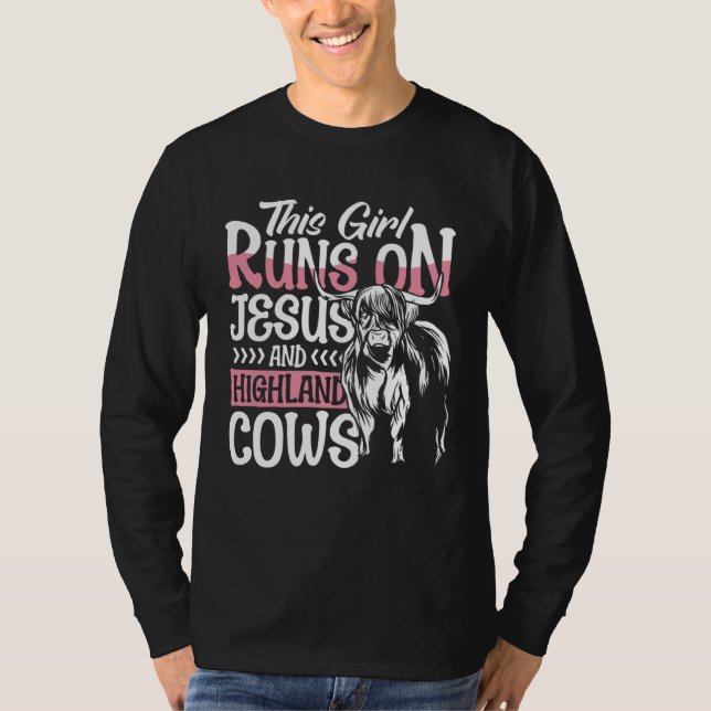Highland Cattle This Girl Runs On Jesus And Highla T Shirt (Framsida)