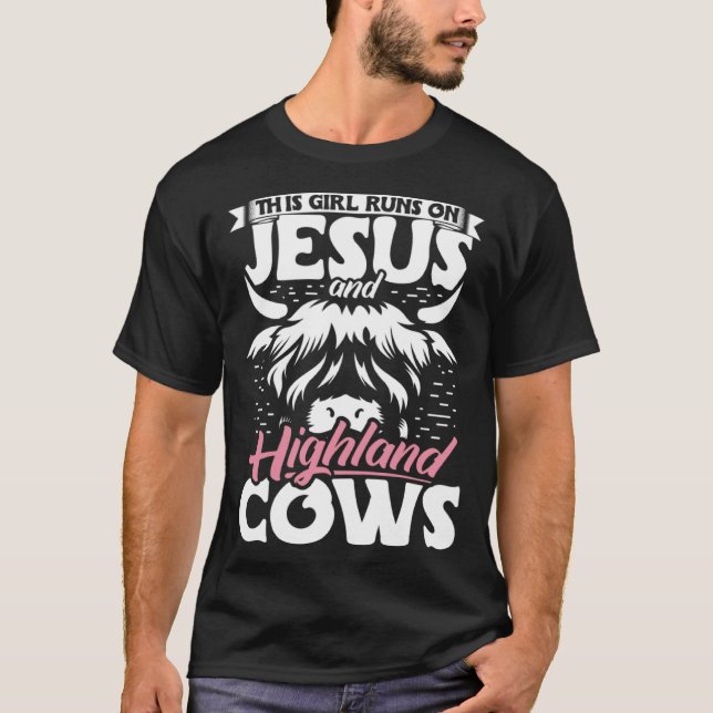 Highland Cattle This Girl Runs On Jesus And Highla T Shirt (Framsida)
