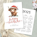 Highland Cow 2025 Calendar God jul Julkort<br><div class="desc">Cute Highland Cow Namn 2025 Calendar God jul. Tillgänglig digitalt och utskriven. Festiv utmärkelse för helgdag, med den här roligten med en söt högland i hans julhatt. God jul befinner sig i ett modernt skript och anpassar sig lätt under hälsning och namn. En handfull kalender för 2025 är på baksidan....</div>