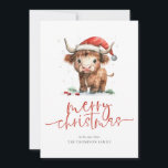 Highland Cow 2026 Calendar God jul Julkort<br><div class="desc">Cute Highland Cow Namn 2026 Calendar God jul. Tillgänglig digitalt och utskriven. Festiv utmärkelse för helgdag, med den här roligten med en söt högland i hans julhatt. God jul befinner sig i ett modernt skript och anpassar sig lätt under hälsning och namn. En handfull kalender för 2026 är på baksidan....</div>