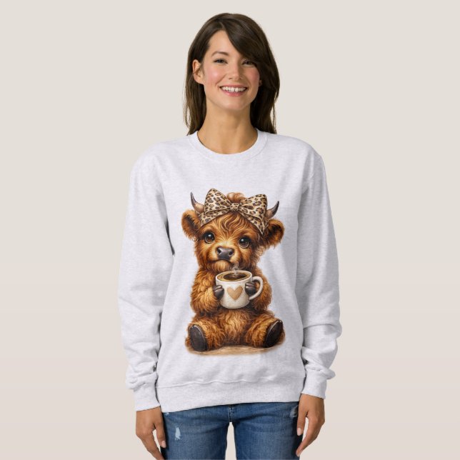 Highland Cow Coffee Wrap: Leopard Bow — Personlig T Shirt (Hel framsida)