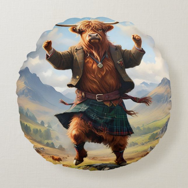 Highland Cow Dancing the Highland Fling. Rund Kudde (Framsidan)