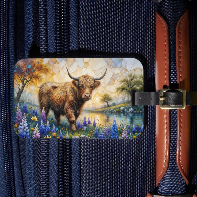 Highland Cow in Floral Valley Landscape Bagagebricka (Framsida Insitu 4)