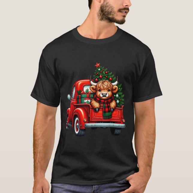 Highland Cow In Truck Farm Farmer Christmas Cow Ca T Shirt (Framsida)
