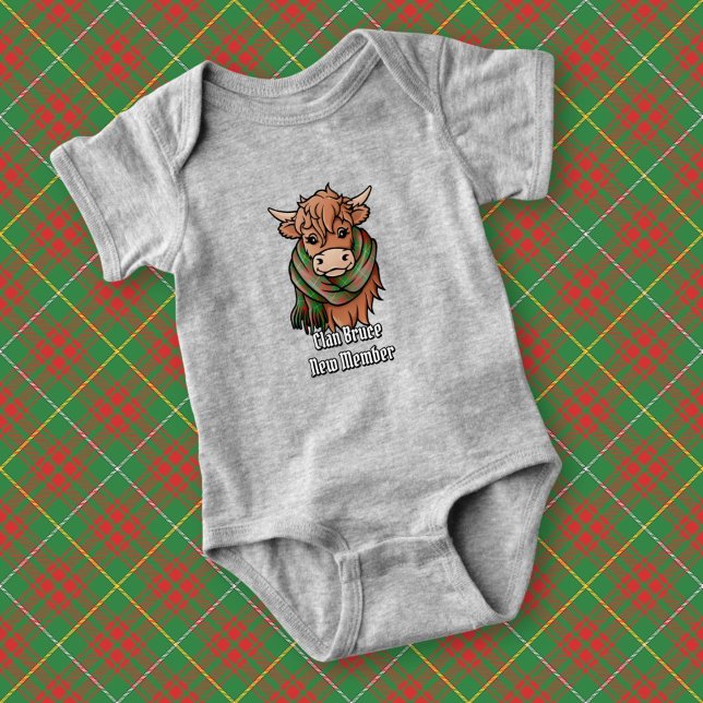 Highland Cow med Bruce Hunting Tartan Scarf T Shirt (Skapare uppladdad)