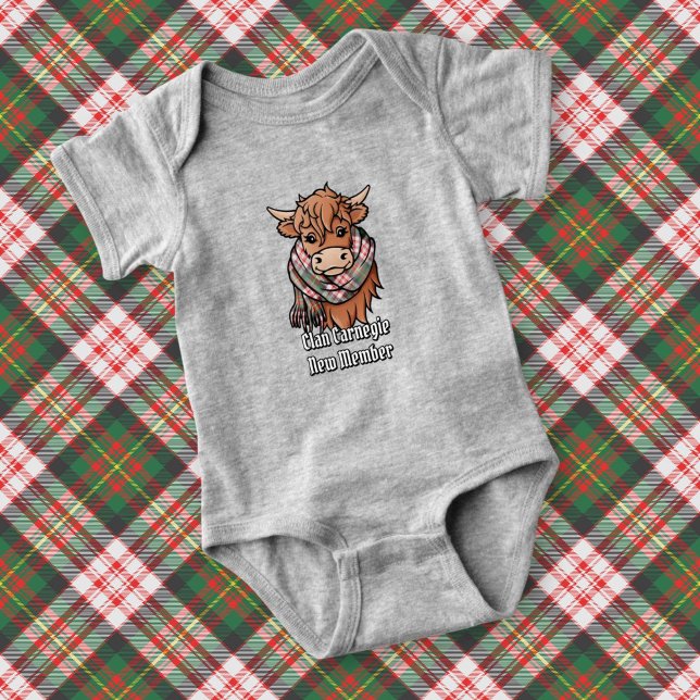 Highland Cow med Carnegie Dress Tartan Scarf T Shirt (Skapare uppladdad)