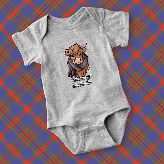 Highland Cow med Carnegie Tartan Scarf T Shirt (Skapare uppladdad)