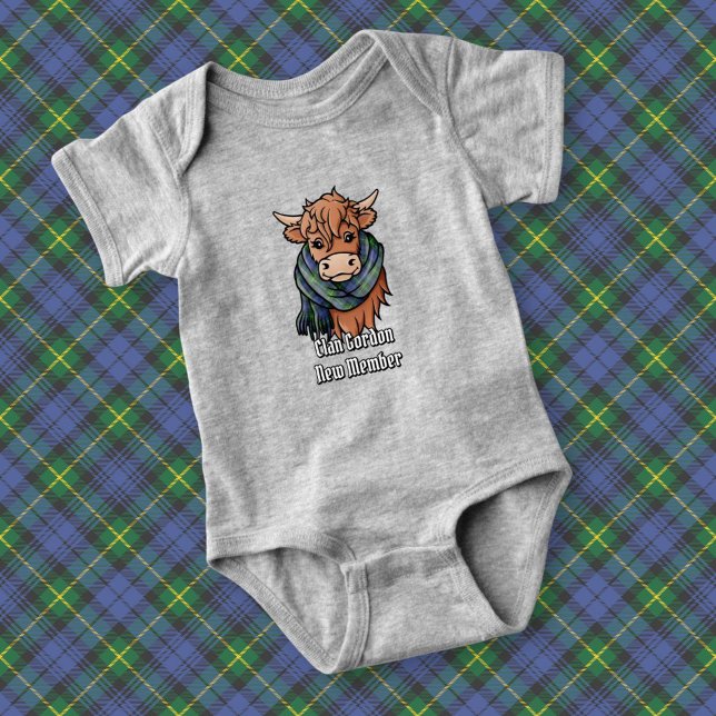 Highland Cow med Gordon Tartan Scarf T Shirt (Skapare uppladdad)