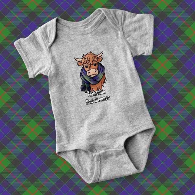 Highland Cow med Gunn Tartan Scarf T Shirt (Skapare uppladdad)