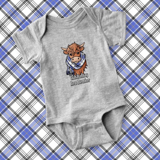 Highland Cow med Hannay Tartan Scarf T Shirt (Skapare uppladdad)