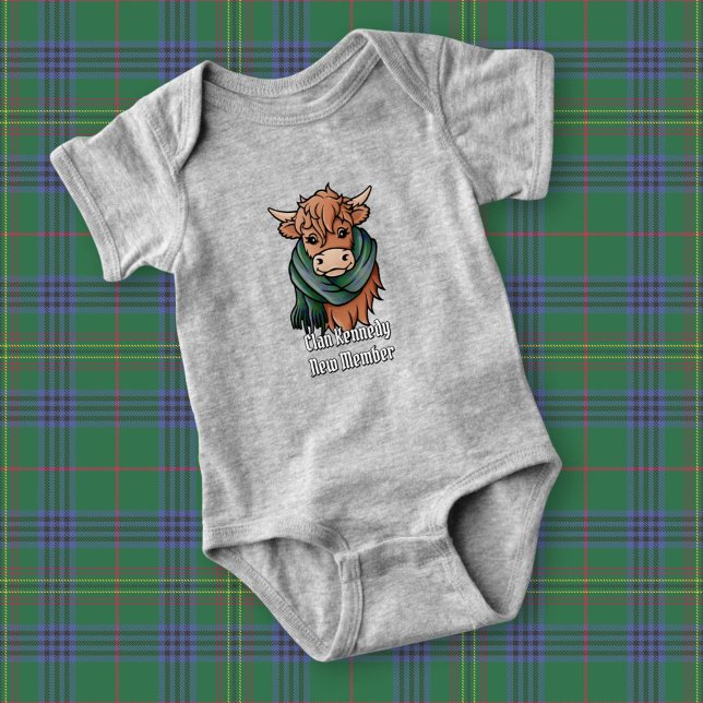 Highland Cow med Kennedy Tartan Scarf T Shirt (Skapare uppladdad)