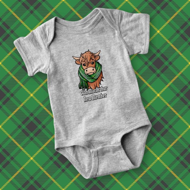 Highland Cow med MacArthur Tartan Scarf T Shirt (Skapare uppladdad)
