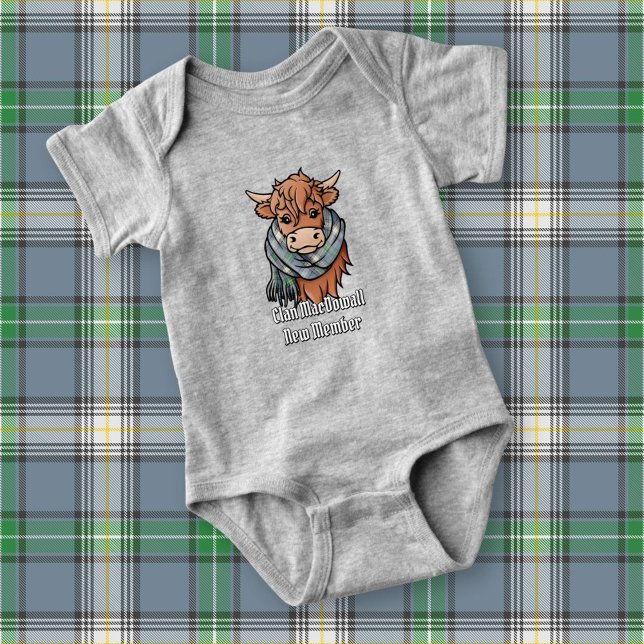Highland Cow med MacDowall Tartan Scarf T Shirt (Skapare uppladdad)