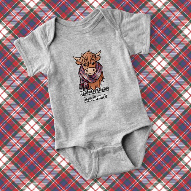 Highland Cow med MacFarlane Dress Tartan Scarf T Shirt (Skapare uppladdad)